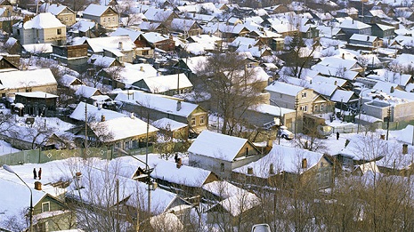 Orange snow covers Russian city, bewilders residents - VIDEO